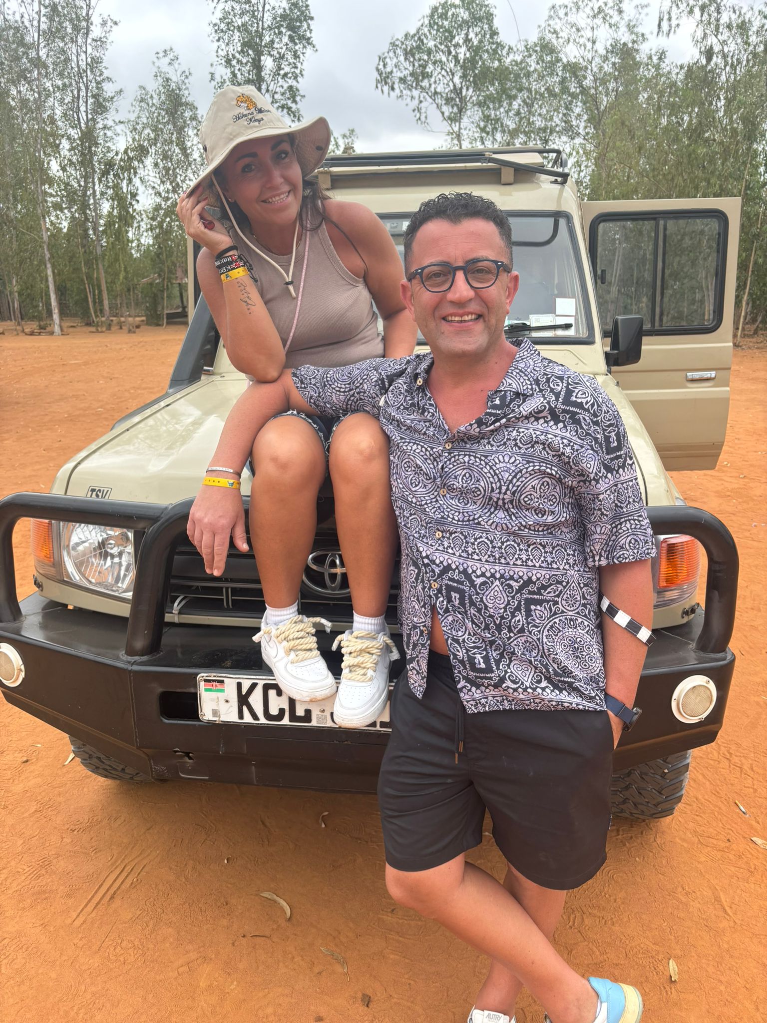 Coppia in viaggio di nozze durante safari in Kenya tra Watamu e Malindi con elefanti al tramonto