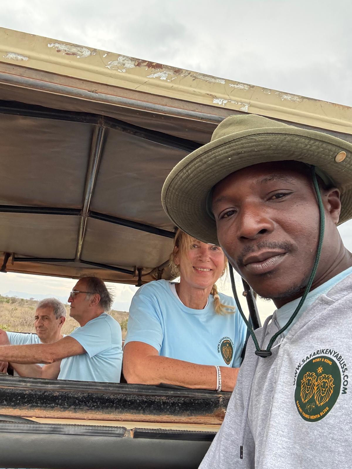 Elefante e leoni durante un safari privato in Kenya