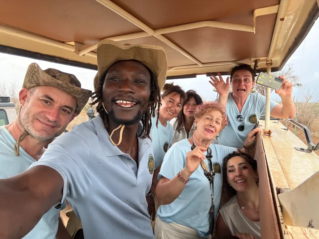 Robby, amministratore delegato di Safari Kenya Bliss, mentre scatta un selfie durante un safari con un allegro gruppo di turisti italiani